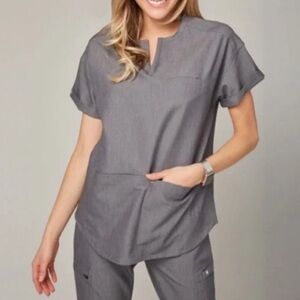 Figs Cayo Scrub Top Graphite Grey Women’s Large Three Pocket Uniform